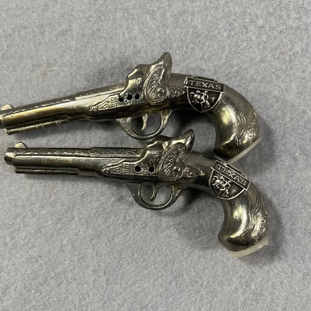 Vintage Texas Revolver Pistols Salt‎ Pepper Shakers set Metal Western Decor